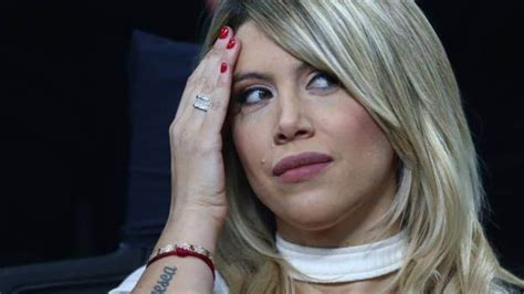 wanda nara tetta di fuori|incidente hot per wanda nara: viene beccata con il capezzolo in ...